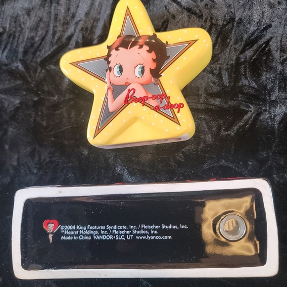 781. 2004 ~ Betty Boop ~ Salt & Pepper ~ Collector's Item ~ Boop-oop-a-doop! - Picture 11 of 12